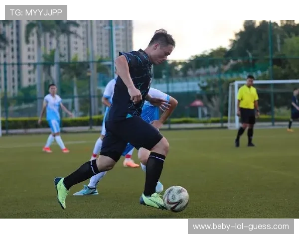 绿茵飞驰瞬间定格展现足球球星全力冲刺的速度与激情